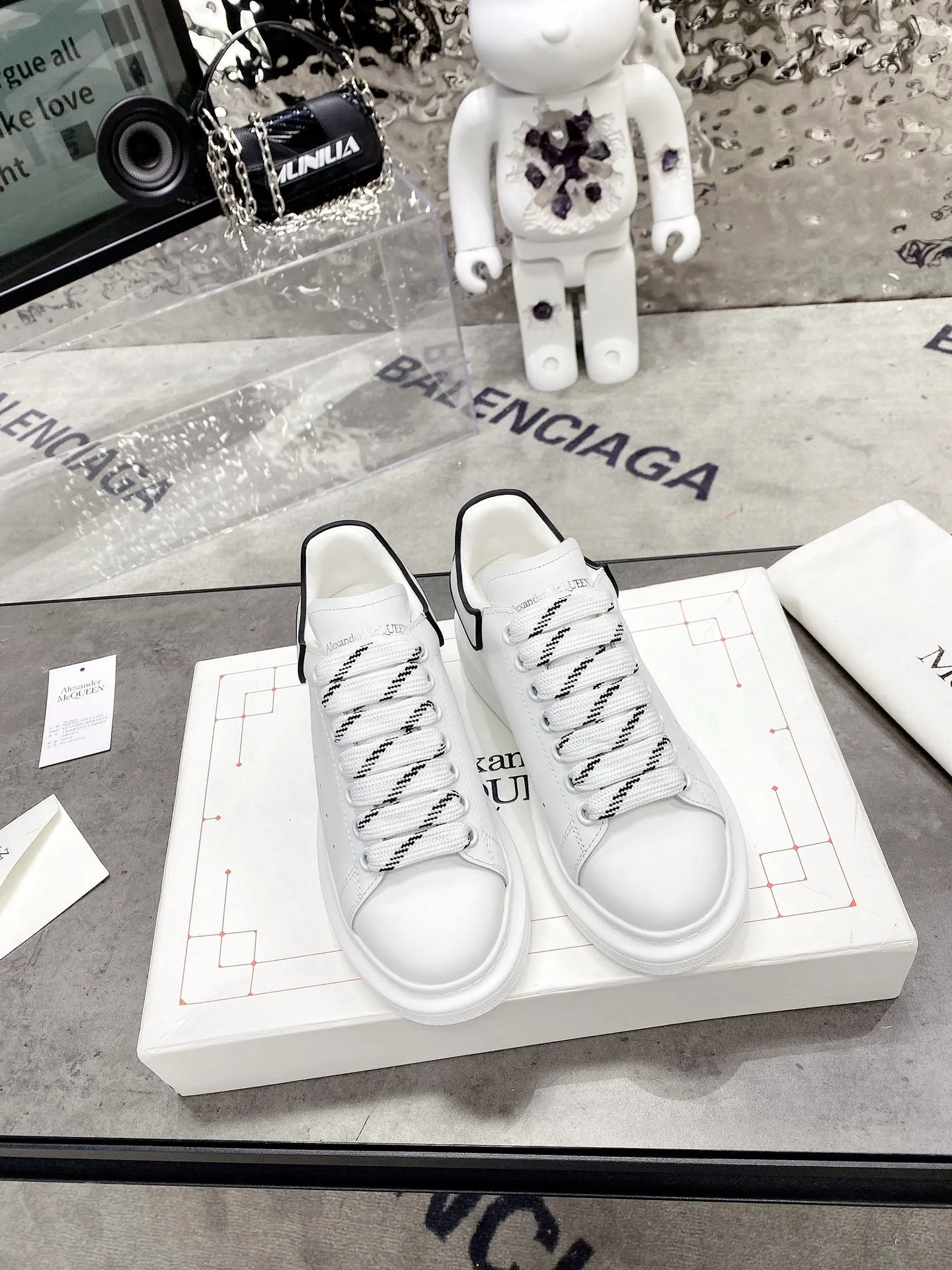 👟👟Ex-factory price 480👟👟 Women's Shoes Women's Clothing McQueen's latest original version developed this year will definitely bring you the most cost-effective ALEXANDER MCQUEEN classic in the market. If you don't have the confidence to improve the quality, there is really no need to put it on the table🔙.  Purchased original version from HK counter, various demolitions.  All kinds of touch 💥 welcome 👟👟 ex-factory price K,.  (Anyone who has the original version at the stall is welcome🆚) The thick sole perfectly heightens and elongates the visual effect. The most perfect proportion of the shoe body is this last shape. The logo font on the rear tail is printed in small fonts. The foot logo is made of genuine leather with air-pressed colorless process. In terms of color, we will always update it with the counter. 🔘Upper: Genuine customized silk cowhide 🔘Inner: original water-dyed sheep leather 🔘Sole: Exclusive molding T👟👟Ex-factory price U➕👟👟Ex-factory price U vacuum 🔘Tail: Thermal transfer printing technology 🔘Size women's model: 34-41 men's model: 38-46